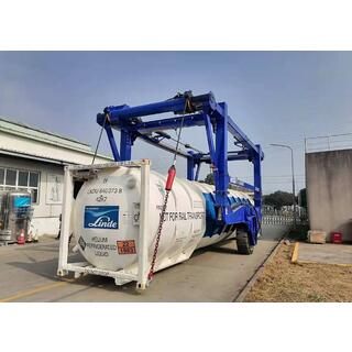 Container Straddle Carrier image 9