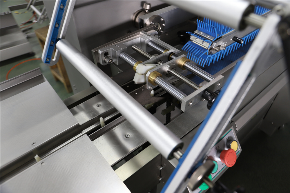 Box motion flow wrapping machine - SW60E image 4