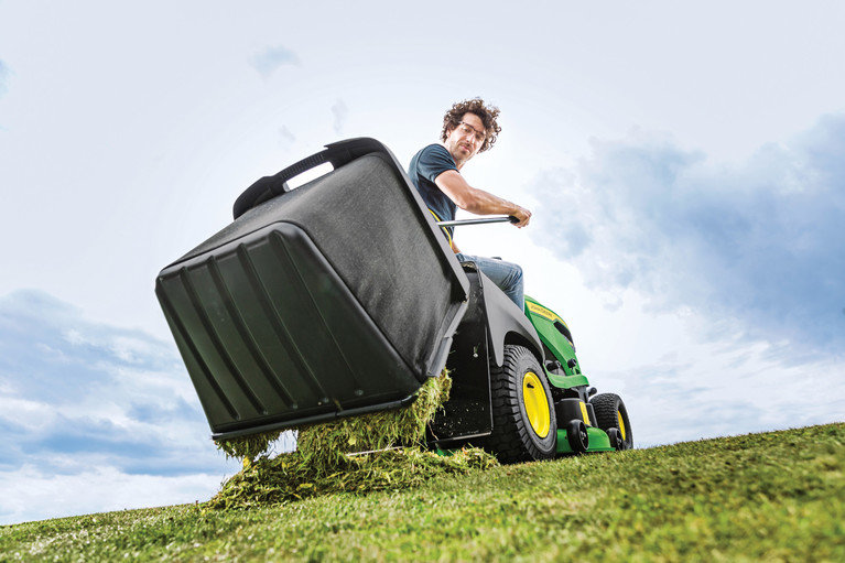 John Deere X167R Lawn Tractor image 4