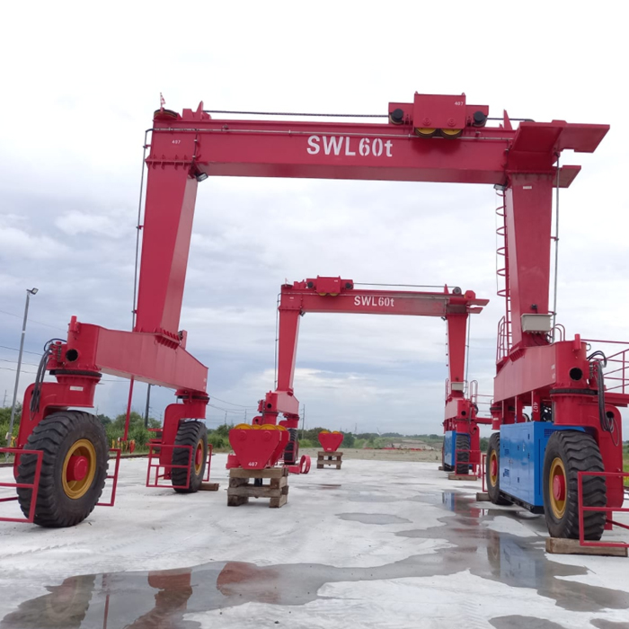 Straddle Carrier image 1