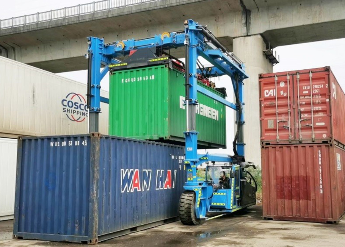 Straddle Carrier image 9