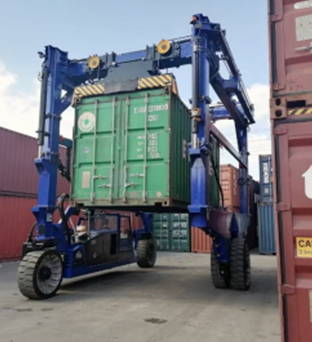 Container Straddle Carrier image 11