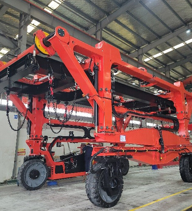 Multifunctional Container Straddle Carrier image 4